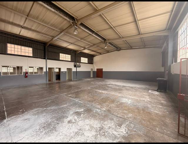 230M² WAREHOUSE TO LET IN APEX